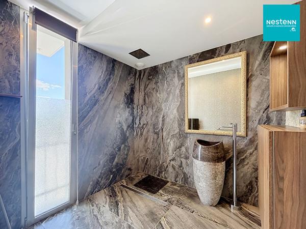 Saint-Just-Saint-Rambert : Maison d'architecte d'exception avec piscine miroir !