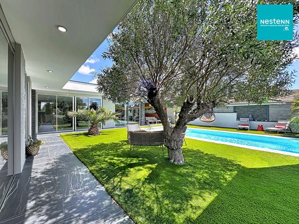 Saint-Just-Saint-Rambert : Maison d'architecte d'exception avec piscine miroir !