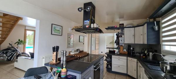 Villa d'architecte avec piscine sur grand terrain arboré