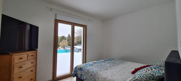 Villa d'architecte avec piscine sur grand terrain arboré