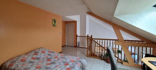 Villa d'architecte avec piscine sur grand terrain arboré