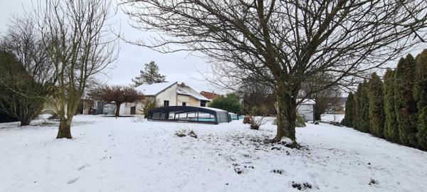 Villa d'architecte avec piscine sur grand terrain arboré