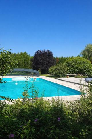 Villa d'architecte avec piscine sur grand terrain arboré