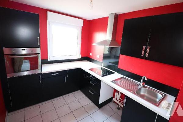 Dans résidence de bon standing bel appartement avec garage fermé et balcon comprenant un hall d...