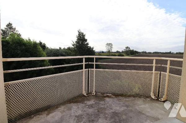Dans résidence de bon standing bel appartement avec garage fermé et balcon comprenant un hall d...