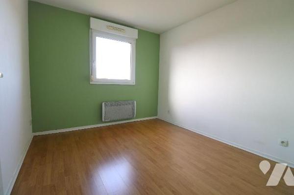 Dans résidence de bon standing bel appartement avec garage fermé et balcon comprenant un hall d...