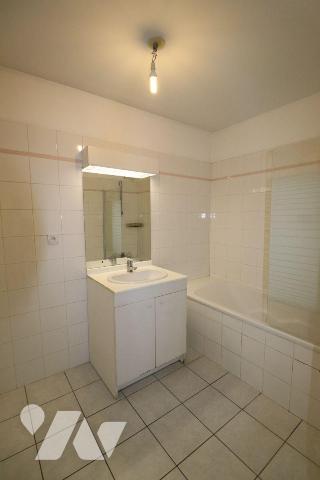 Dans résidence de bon standing bel appartement avec garage fermé et balcon comprenant un hall d...