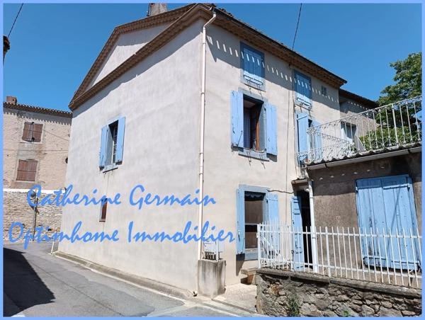 A Malves-en-Minervois, en exclusivité : maison de village de caractère à réinventer avec cour, terrasse et dépendances.