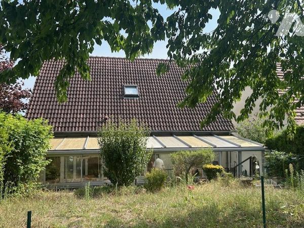 Une maison individuelle à usage d'habitation située à OSNY (95520).