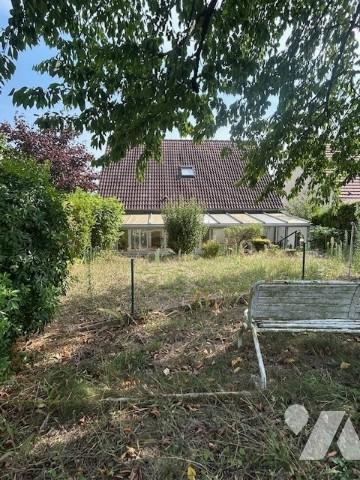 Une maison individuelle à usage d'habitation située à OSNY (95520).