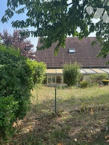 Une maison individuelle à usage d'habitation située à OSNY (95520).