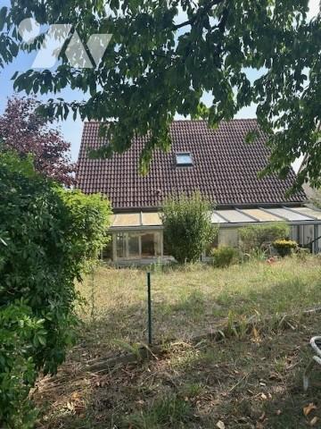 Une maison individuelle à usage d'habitation située à OSNY (95520).