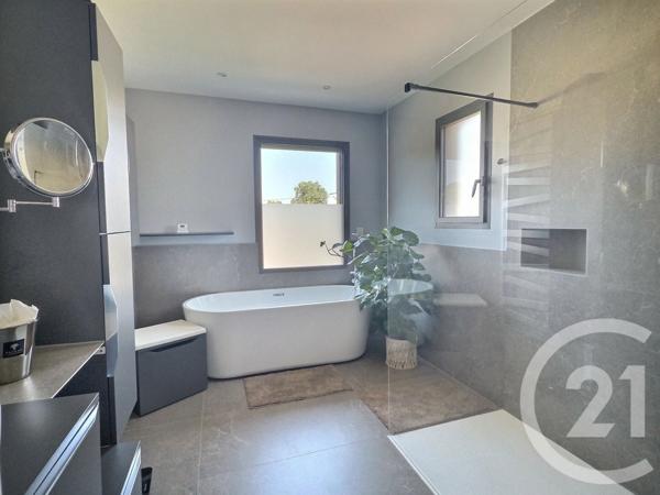 Maison à vendre  6 pièces - 222,75 m 2   SIX FOURS LES PLAGES  - 83