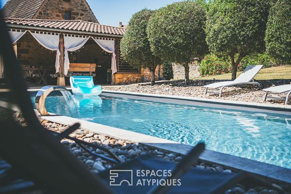 Maison de hameau en pierre et son extérieur envoutant