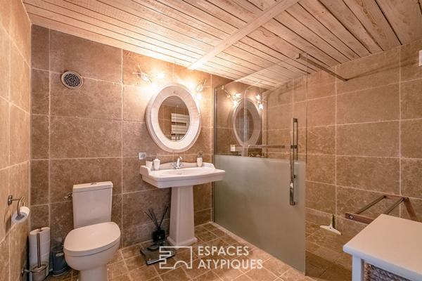 Maison de hameau en pierre et son extérieur envoutant