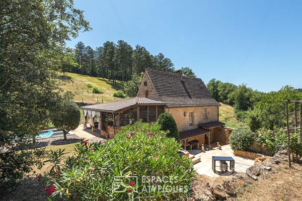 Maison de hameau en pierre et son extérieur envoutant