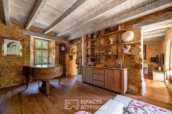 Maison de hameau en pierre et son extérieur envoutant