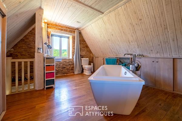 Maison de hameau en pierre et son extérieur envoutant