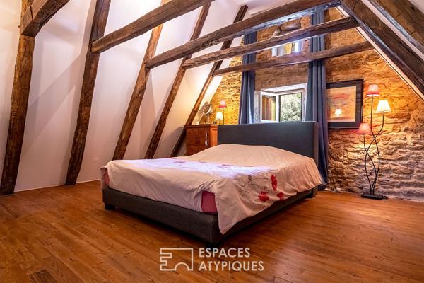 Maison de hameau en pierre et son extérieur envoutant