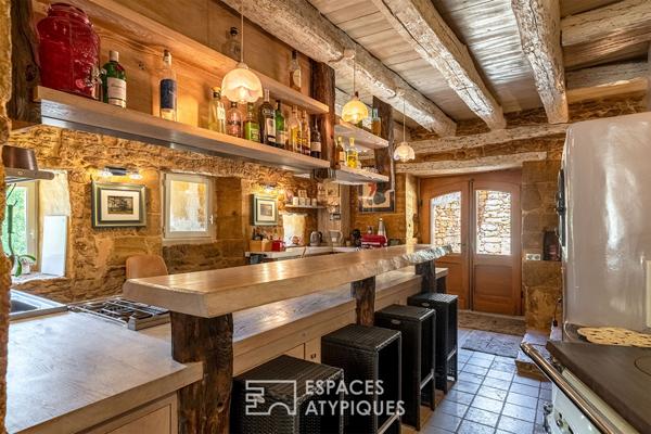 Maison de hameau en pierre et son extérieur envoutant