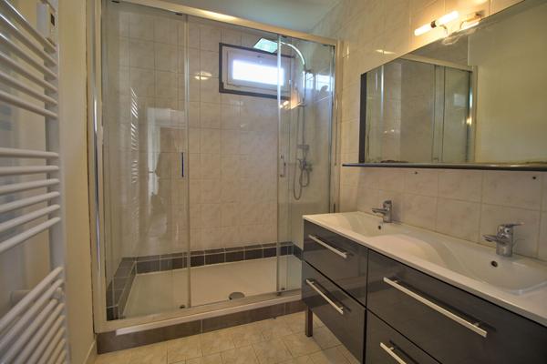 BOÉ - Maison plain-pied rénovée de 4 chambres de 123m² avec garage et jardin.