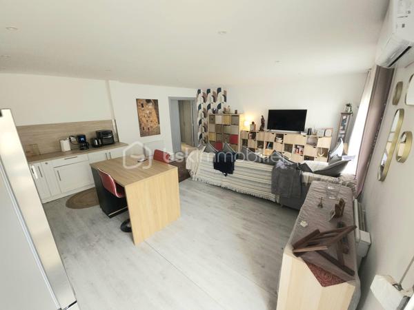 À proximité immédiate du Palais des Congrès de Nîmes, des Beaux-Arts, des commerces et des transports, découvrez ce bel appartement 4 pièces de 98 m², situé au 1er étage d’une résidence sécurisée avec ascenseur.

Entièrement rénové, ce bien séduit par ses volumes généreux et sa luminosité. Il offre une agréable pièce de vie avec cuisine ouverte et équipée, idéale pour recevoir, trois chambres confortables, une salle de bain avec WC ainsi qu’un WC indépendant.
Diagnostique en C et A

Côté confort, : climatisation réversible (séjour et deux chambres), chauffage électrique individuel, VMC et ballon électrique , volets roulants

Vous apprécierez également les espaces extérieurs avec 3 balcon accessible depuis le salon et une chambre (5.5+2+5.5 m² ), une place de stationnement en sous-sol ainsi qu’une cave.

Charges annuelles : 1 800 €.

Un bien rare sur le secteur, idéal pour une résidence principale ou un investissement locatif dans un environnement dynamique et recherché.

Pour toute information complémentaire ou pour organiser une visite, notre agence se tient à votre disposition.
Montant estimé des dépenses annuelles d'énergie pour un usage standard est compris entre 950 € et 1 330 € . Prix moyens des énergies indexés sur les années 2021, 2022 et 2023 (abonnements compris).