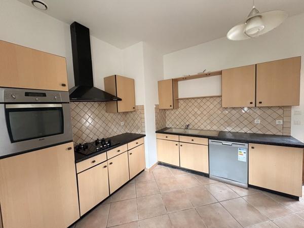 Maison à louer 900 € CC Pavie 4 p 99 m² DPE D