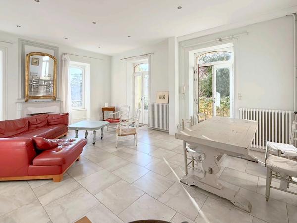 Vente                                                      Maison de ville
                        
                     7 pièces                      142 m2                     à Aubenas