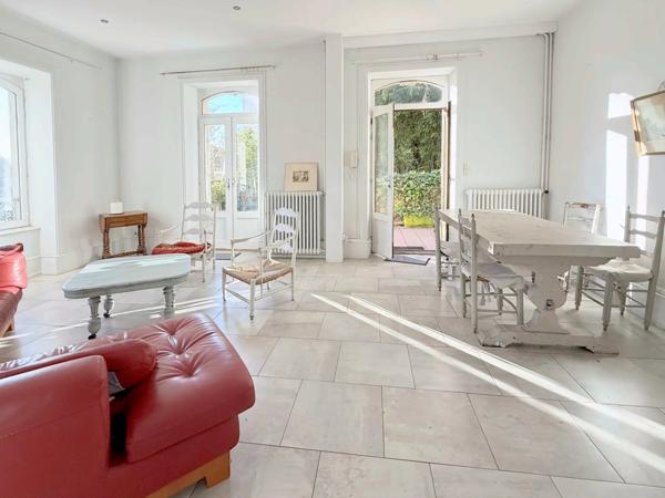 Vente                                                      Maison de ville
                        
                     7 pièces                      142 m2                     à Aubenas