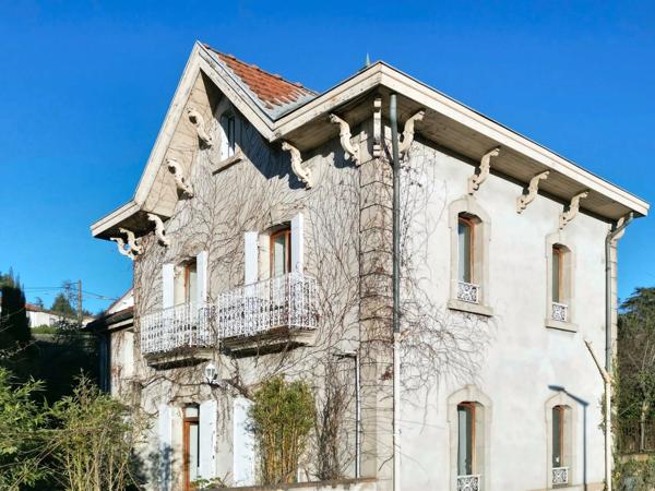 Vente                                                      Maison de ville
                        
                     7 pièces                      142 m2                     à Aubenas