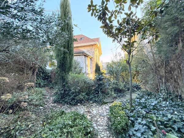Vente                                                      Maison de ville
                        
                     7 pièces                      142 m2                     à Aubenas