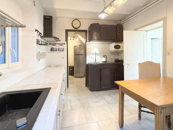 Vente                                                      Maison de ville
                        
                     7 pièces                      142 m2                     à Aubenas