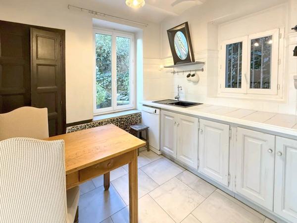 Vente                                                      Maison de ville
                        
                     7 pièces                      142 m2                     à Aubenas