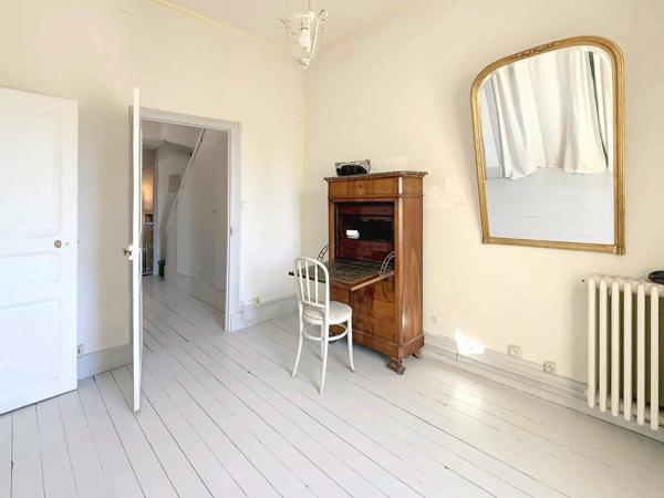 Vente                                                      Maison de ville
                        
                     7 pièces                      142 m2                     à Aubenas
