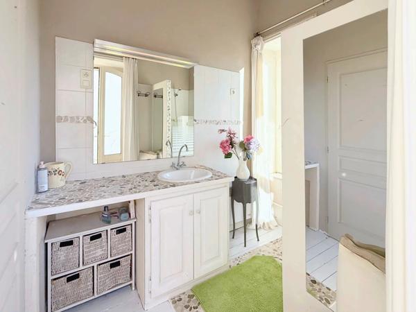 Vente                                                      Maison de ville
                        
                     7 pièces                      142 m2                     à Aubenas