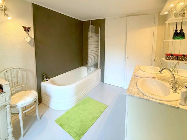 Vente                                                      Maison de ville
                        
                     7 pièces                      142 m2                     à Aubenas