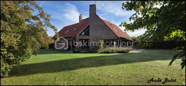 Dans un environnement résidentiel recherché et paisible proche de Templeuve, découvrez cette belle maison individuelle semi-plain-pied de 185 m² habitables, construction Demeures du Nord en 1998, implantée sur une magnifique parcelle exposée Sud-Ouest.

Cette propriété offre un cadre de vie agréable, alliant calme, espace et proximité avec la nature, tout en restant à proximité des commodités et des principaux axes routiers.

Dès l’entrée, la maison séduit par ses beaux volumes, sa luminosité et son atmosphère chaleureuse.

Le rez-de-chaussée propose un vaste séjour avec cheminée à insert, offrant un espace convivial et chaleureux, avec une belle ouverture sur le jardin. Une cuisine indépendante équipée complète l’espace de vie.

Ce niveau dispose également d’une pièce pouvant être aménagée selon vos besoins en chambre, bureau ou espace de télétravail, ainsi que d’une salle d’eau, d’une lingerie et de WC indépendants.

À l’étage, l’espace nuit se compose de 5 chambres et de 2 salles d’eau, offrant confort et intimité à toute la famille.

À l’extérieur, vous profiterez pleinement d’un jardin spacieux et soigneusement entretenu, à l’abri des regards, ainsi que d’une grande terrasse exposée Sud-Ouest, idéale pour les repas en extérieur et les moments de détente.

Un cabanon complète les espaces extérieurs.

La propriété bénéficie également d’une cave et d’un grand garage de 46 m², offrant des possibilités de stationnement, de rangement ou de stockage.

Les atouts de cette propriété:

Maison individuelle semi-plain-pied

Construite par Demeures du Nord

185 m² habitables

Terrain de 1 042 m²

Exposition Sud-Ouest

Environnement résidentiel calme et recherché

Vaste séjour avec cheminée à insert

5 chambres + bureau

1  SDB, 2 salles d’eau

Lingerie et WC indépendants

Grand garage de 46 m²

Cave


Jardin spacieux et sans vis-à-vis

Cabanon

Sans copropriété

Une maison familiale aux volumes généreux, offrant un cadre de vie serein et privilégié à Genech. Entre espaces intérieurs, jardin et belle exposition Sud-Ouest, cette propriété réunit de nombreux atouts pour une vie de famille confortable et agréable.