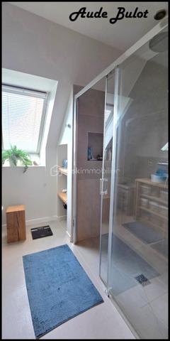Dans un environnement résidentiel recherché et paisible proche de Templeuve, découvrez cette belle maison individuelle semi-plain-pied de 185 m² habitables, construction Demeures du Nord en 1998, implantée sur une magnifique parcelle exposée Sud-Ouest.

Cette propriété offre un cadre de vie agréable, alliant calme, espace et proximité avec la nature, tout en restant à proximité des commodités et des principaux axes routiers.

Dès l’entrée, la maison séduit par ses beaux volumes, sa luminosité et son atmosphère chaleureuse.

Le rez-de-chaussée propose un vaste séjour avec cheminée à insert, offrant un espace convivial et chaleureux, avec une belle ouverture sur le jardin. Une cuisine indépendante équipée complète l’espace de vie.

Ce niveau dispose également d’une pièce pouvant être aménagée selon vos besoins en chambre, bureau ou espace de télétravail, ainsi que d’une salle d’eau, d’une lingerie et de WC indépendants.

À l’étage, l’espace nuit se compose de 5 chambres et de 2 salles d’eau, offrant confort et intimité à toute la famille.

À l’extérieur, vous profiterez pleinement d’un jardin spacieux et soigneusement entretenu, à l’abri des regards, ainsi que d’une grande terrasse exposée Sud-Ouest, idéale pour les repas en extérieur et les moments de détente.

Un cabanon complète les espaces extérieurs.

La propriété bénéficie également d’une cave et d’un grand garage de 46 m², offrant des possibilités de stationnement, de rangement ou de stockage.

Les atouts de cette propriété:

Maison individuelle semi-plain-pied

Construite par Demeures du Nord

185 m² habitables

Terrain de 1 042 m²

Exposition Sud-Ouest

Environnement résidentiel calme et recherché

Vaste séjour avec cheminée à insert

5 chambres + bureau

1  SDB, 2 salles d’eau

Lingerie et WC indépendants

Grand garage de 46 m²

Cave


Jardin spacieux et sans vis-à-vis

Cabanon

Sans copropriété

Une maison familiale aux volumes généreux, offrant un cadre de vie serein et privilégié à Genech. Entre espaces intérieurs, jardin et belle exposition Sud-Ouest, cette propriété réunit de nombreux atouts pour une vie de famille confortable et agréable.