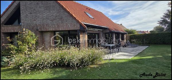 Dans un environnement résidentiel recherché et paisible proche de Templeuve, découvrez cette belle maison individuelle semi-plain-pied de 185 m² habitables, construction Demeures du Nord en 1998, implantée sur une magnifique parcelle exposée Sud-Ouest.

Cette propriété offre un cadre de vie agréable, alliant calme, espace et proximité avec la nature, tout en restant à proximité des commodités et des principaux axes routiers.

Dès l’entrée, la maison séduit par ses beaux volumes, sa luminosité et son atmosphère chaleureuse.

Le rez-de-chaussée propose un vaste séjour avec cheminée à insert, offrant un espace convivial et chaleureux, avec une belle ouverture sur le jardin. Une cuisine indépendante équipée complète l’espace de vie.

Ce niveau dispose également d’une pièce pouvant être aménagée selon vos besoins en chambre, bureau ou espace de télétravail, ainsi que d’une salle d’eau, d’une lingerie et de WC indépendants.

À l’étage, l’espace nuit se compose de 5 chambres et de 2 salles d’eau, offrant confort et intimité à toute la famille.

À l’extérieur, vous profiterez pleinement d’un jardin spacieux et soigneusement entretenu, à l’abri des regards, ainsi que d’une grande terrasse exposée Sud-Ouest, idéale pour les repas en extérieur et les moments de détente.

Un cabanon complète les espaces extérieurs.

La propriété bénéficie également d’une cave et d’un grand garage de 46 m², offrant des possibilités de stationnement, de rangement ou de stockage.

Les atouts de cette propriété:

Maison individuelle semi-plain-pied

Construite par Demeures du Nord

185 m² habitables

Terrain de 1 042 m²

Exposition Sud-Ouest

Environnement résidentiel calme et recherché

Vaste séjour avec cheminée à insert

5 chambres + bureau

1  SDB, 2 salles d’eau

Lingerie et WC indépendants

Grand garage de 46 m²

Cave


Jardin spacieux et sans vis-à-vis

Cabanon

Sans copropriété

Une maison familiale aux volumes généreux, offrant un cadre de vie serein et privilégié à Genech. Entre espaces intérieurs, jardin et belle exposition Sud-Ouest, cette propriété réunit de nombreux atouts pour une vie de famille confortable et agréable.