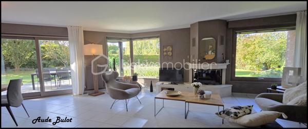 Dans un environnement résidentiel recherché et paisible proche de Templeuve, découvrez cette belle maison individuelle semi-plain-pied de 185 m² habitables, construction Demeures du Nord en 1998, implantée sur une magnifique parcelle exposée Sud-Ouest.

Cette propriété offre un cadre de vie agréable, alliant calme, espace et proximité avec la nature, tout en restant à proximité des commodités et des principaux axes routiers.

Dès l’entrée, la maison séduit par ses beaux volumes, sa luminosité et son atmosphère chaleureuse.

Le rez-de-chaussée propose un vaste séjour avec cheminée à insert, offrant un espace convivial et chaleureux, avec une belle ouverture sur le jardin. Une cuisine indépendante équipée complète l’espace de vie.

Ce niveau dispose également d’une pièce pouvant être aménagée selon vos besoins en chambre, bureau ou espace de télétravail, ainsi que d’une salle d’eau, d’une lingerie et de WC indépendants.

À l’étage, l’espace nuit se compose de 5 chambres et de 2 salles d’eau, offrant confort et intimité à toute la famille.

À l’extérieur, vous profiterez pleinement d’un jardin spacieux et soigneusement entretenu, à l’abri des regards, ainsi que d’une grande terrasse exposée Sud-Ouest, idéale pour les repas en extérieur et les moments de détente.

Un cabanon complète les espaces extérieurs.

La propriété bénéficie également d’une cave et d’un grand garage de 46 m², offrant des possibilités de stationnement, de rangement ou de stockage.

Les atouts de cette propriété:

Maison individuelle semi-plain-pied

Construite par Demeures du Nord

185 m² habitables

Terrain de 1 042 m²

Exposition Sud-Ouest

Environnement résidentiel calme et recherché

Vaste séjour avec cheminée à insert

5 chambres + bureau

1  SDB, 2 salles d’eau

Lingerie et WC indépendants

Grand garage de 46 m²

Cave


Jardin spacieux et sans vis-à-vis

Cabanon

Sans copropriété

Une maison familiale aux volumes généreux, offrant un cadre de vie serein et privilégié à Genech. Entre espaces intérieurs, jardin et belle exposition Sud-Ouest, cette propriété réunit de nombreux atouts pour une vie de famille confortable et agréable.