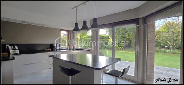 Dans un environnement résidentiel recherché et paisible proche de Templeuve, découvrez cette belle maison individuelle semi-plain-pied de 185 m² habitables, construction Demeures du Nord en 1998, implantée sur une magnifique parcelle exposée Sud-Ouest.

Cette propriété offre un cadre de vie agréable, alliant calme, espace et proximité avec la nature, tout en restant à proximité des commodités et des principaux axes routiers.

Dès l’entrée, la maison séduit par ses beaux volumes, sa luminosité et son atmosphère chaleureuse.

Le rez-de-chaussée propose un vaste séjour avec cheminée à insert, offrant un espace convivial et chaleureux, avec une belle ouverture sur le jardin. Une cuisine indépendante équipée complète l’espace de vie.

Ce niveau dispose également d’une pièce pouvant être aménagée selon vos besoins en chambre, bureau ou espace de télétravail, ainsi que d’une salle d’eau, d’une lingerie et de WC indépendants.

À l’étage, l’espace nuit se compose de 5 chambres et de 2 salles d’eau, offrant confort et intimité à toute la famille.

À l’extérieur, vous profiterez pleinement d’un jardin spacieux et soigneusement entretenu, à l’abri des regards, ainsi que d’une grande terrasse exposée Sud-Ouest, idéale pour les repas en extérieur et les moments de détente.

Un cabanon complète les espaces extérieurs.

La propriété bénéficie également d’une cave et d’un grand garage de 46 m², offrant des possibilités de stationnement, de rangement ou de stockage.

Les atouts de cette propriété:

Maison individuelle semi-plain-pied

Construite par Demeures du Nord

185 m² habitables

Terrain de 1 042 m²

Exposition Sud-Ouest

Environnement résidentiel calme et recherché

Vaste séjour avec cheminée à insert

5 chambres + bureau

1  SDB, 2 salles d’eau

Lingerie et WC indépendants

Grand garage de 46 m²

Cave


Jardin spacieux et sans vis-à-vis

Cabanon

Sans copropriété

Une maison familiale aux volumes généreux, offrant un cadre de vie serein et privilégié à Genech. Entre espaces intérieurs, jardin et belle exposition Sud-Ouest, cette propriété réunit de nombreux atouts pour une vie de famille confortable et agréable.