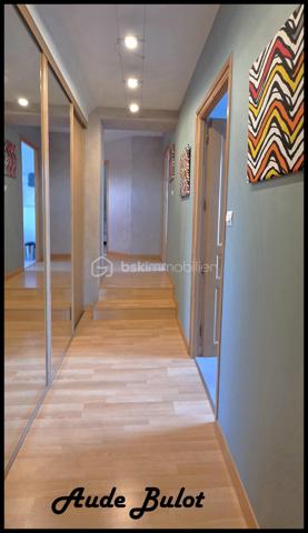 Dans un environnement résidentiel recherché et paisible proche de Templeuve, découvrez cette belle maison individuelle semi-plain-pied de 185 m² habitables, construction Demeures du Nord en 1998, implantée sur une magnifique parcelle exposée Sud-Ouest.

Cette propriété offre un cadre de vie agréable, alliant calme, espace et proximité avec la nature, tout en restant à proximité des commodités et des principaux axes routiers.

Dès l’entrée, la maison séduit par ses beaux volumes, sa luminosité et son atmosphère chaleureuse.

Le rez-de-chaussée propose un vaste séjour avec cheminée à insert, offrant un espace convivial et chaleureux, avec une belle ouverture sur le jardin. Une cuisine indépendante équipée complète l’espace de vie.

Ce niveau dispose également d’une pièce pouvant être aménagée selon vos besoins en chambre, bureau ou espace de télétravail, ainsi que d’une salle d’eau, d’une lingerie et de WC indépendants.

À l’étage, l’espace nuit se compose de 5 chambres et de 2 salles d’eau, offrant confort et intimité à toute la famille.

À l’extérieur, vous profiterez pleinement d’un jardin spacieux et soigneusement entretenu, à l’abri des regards, ainsi que d’une grande terrasse exposée Sud-Ouest, idéale pour les repas en extérieur et les moments de détente.

Un cabanon complète les espaces extérieurs.

La propriété bénéficie également d’une cave et d’un grand garage de 46 m², offrant des possibilités de stationnement, de rangement ou de stockage.

Les atouts de cette propriété:

Maison individuelle semi-plain-pied

Construite par Demeures du Nord

185 m² habitables

Terrain de 1 042 m²

Exposition Sud-Ouest

Environnement résidentiel calme et recherché

Vaste séjour avec cheminée à insert

5 chambres + bureau

1  SDB, 2 salles d’eau

Lingerie et WC indépendants

Grand garage de 46 m²

Cave


Jardin spacieux et sans vis-à-vis

Cabanon

Sans copropriété

Une maison familiale aux volumes généreux, offrant un cadre de vie serein et privilégié à Genech. Entre espaces intérieurs, jardin et belle exposition Sud-Ouest, cette propriété réunit de nombreux atouts pour une vie de famille confortable et agréable.