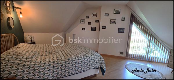 Dans un environnement résidentiel recherché et paisible proche de Templeuve, découvrez cette belle maison individuelle semi-plain-pied de 185 m² habitables, construction Demeures du Nord en 1998, implantée sur une magnifique parcelle exposée Sud-Ouest.

Cette propriété offre un cadre de vie agréable, alliant calme, espace et proximité avec la nature, tout en restant à proximité des commodités et des principaux axes routiers.

Dès l’entrée, la maison séduit par ses beaux volumes, sa luminosité et son atmosphère chaleureuse.

Le rez-de-chaussée propose un vaste séjour avec cheminée à insert, offrant un espace convivial et chaleureux, avec une belle ouverture sur le jardin. Une cuisine indépendante équipée complète l’espace de vie.

Ce niveau dispose également d’une pièce pouvant être aménagée selon vos besoins en chambre, bureau ou espace de télétravail, ainsi que d’une salle d’eau, d’une lingerie et de WC indépendants.

À l’étage, l’espace nuit se compose de 5 chambres et de 2 salles d’eau, offrant confort et intimité à toute la famille.

À l’extérieur, vous profiterez pleinement d’un jardin spacieux et soigneusement entretenu, à l’abri des regards, ainsi que d’une grande terrasse exposée Sud-Ouest, idéale pour les repas en extérieur et les moments de détente.

Un cabanon complète les espaces extérieurs.

La propriété bénéficie également d’une cave et d’un grand garage de 46 m², offrant des possibilités de stationnement, de rangement ou de stockage.

Les atouts de cette propriété:

Maison individuelle semi-plain-pied

Construite par Demeures du Nord

185 m² habitables

Terrain de 1 042 m²

Exposition Sud-Ouest

Environnement résidentiel calme et recherché

Vaste séjour avec cheminée à insert

5 chambres + bureau

1  SDB, 2 salles d’eau

Lingerie et WC indépendants

Grand garage de 46 m²

Cave


Jardin spacieux et sans vis-à-vis

Cabanon

Sans copropriété

Une maison familiale aux volumes généreux, offrant un cadre de vie serein et privilégié à Genech. Entre espaces intérieurs, jardin et belle exposition Sud-Ouest, cette propriété réunit de nombreux atouts pour une vie de famille confortable et agréable.