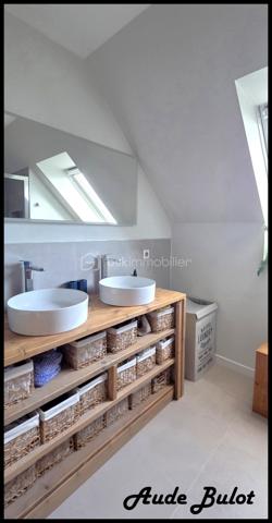 Dans un environnement résidentiel recherché et paisible proche de Templeuve, découvrez cette belle maison individuelle semi-plain-pied de 185 m² habitables, construction Demeures du Nord en 1998, implantée sur une magnifique parcelle exposée Sud-Ouest.

Cette propriété offre un cadre de vie agréable, alliant calme, espace et proximité avec la nature, tout en restant à proximité des commodités et des principaux axes routiers.

Dès l’entrée, la maison séduit par ses beaux volumes, sa luminosité et son atmosphère chaleureuse.

Le rez-de-chaussée propose un vaste séjour avec cheminée à insert, offrant un espace convivial et chaleureux, avec une belle ouverture sur le jardin. Une cuisine indépendante équipée complète l’espace de vie.

Ce niveau dispose également d’une pièce pouvant être aménagée selon vos besoins en chambre, bureau ou espace de télétravail, ainsi que d’une salle d’eau, d’une lingerie et de WC indépendants.

À l’étage, l’espace nuit se compose de 5 chambres et de 2 salles d’eau, offrant confort et intimité à toute la famille.

À l’extérieur, vous profiterez pleinement d’un jardin spacieux et soigneusement entretenu, à l’abri des regards, ainsi que d’une grande terrasse exposée Sud-Ouest, idéale pour les repas en extérieur et les moments de détente.

Un cabanon complète les espaces extérieurs.

La propriété bénéficie également d’une cave et d’un grand garage de 46 m², offrant des possibilités de stationnement, de rangement ou de stockage.

Les atouts de cette propriété:

Maison individuelle semi-plain-pied

Construite par Demeures du Nord

185 m² habitables

Terrain de 1 042 m²

Exposition Sud-Ouest

Environnement résidentiel calme et recherché

Vaste séjour avec cheminée à insert

5 chambres + bureau

1  SDB, 2 salles d’eau

Lingerie et WC indépendants

Grand garage de 46 m²

Cave


Jardin spacieux et sans vis-à-vis

Cabanon

Sans copropriété

Une maison familiale aux volumes généreux, offrant un cadre de vie serein et privilégié à Genech. Entre espaces intérieurs, jardin et belle exposition Sud-Ouest, cette propriété réunit de nombreux atouts pour une vie de famille confortable et agréable.