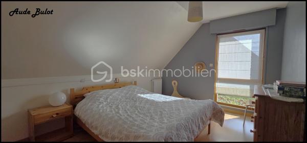 Dans un environnement résidentiel recherché et paisible proche de Templeuve, découvrez cette belle maison individuelle semi-plain-pied de 185 m² habitables, construction Demeures du Nord en 1998, implantée sur une magnifique parcelle exposée Sud-Ouest.

Cette propriété offre un cadre de vie agréable, alliant calme, espace et proximité avec la nature, tout en restant à proximité des commodités et des principaux axes routiers.

Dès l’entrée, la maison séduit par ses beaux volumes, sa luminosité et son atmosphère chaleureuse.

Le rez-de-chaussée propose un vaste séjour avec cheminée à insert, offrant un espace convivial et chaleureux, avec une belle ouverture sur le jardin. Une cuisine indépendante équipée complète l’espace de vie.

Ce niveau dispose également d’une pièce pouvant être aménagée selon vos besoins en chambre, bureau ou espace de télétravail, ainsi que d’une salle d’eau, d’une lingerie et de WC indépendants.

À l’étage, l’espace nuit se compose de 5 chambres et de 2 salles d’eau, offrant confort et intimité à toute la famille.

À l’extérieur, vous profiterez pleinement d’un jardin spacieux et soigneusement entretenu, à l’abri des regards, ainsi que d’une grande terrasse exposée Sud-Ouest, idéale pour les repas en extérieur et les moments de détente.

Un cabanon complète les espaces extérieurs.

La propriété bénéficie également d’une cave et d’un grand garage de 46 m², offrant des possibilités de stationnement, de rangement ou de stockage.

Les atouts de cette propriété:

Maison individuelle semi-plain-pied

Construite par Demeures du Nord

185 m² habitables

Terrain de 1 042 m²

Exposition Sud-Ouest

Environnement résidentiel calme et recherché

Vaste séjour avec cheminée à insert

5 chambres + bureau

1  SDB, 2 salles d’eau

Lingerie et WC indépendants

Grand garage de 46 m²

Cave


Jardin spacieux et sans vis-à-vis

Cabanon

Sans copropriété

Une maison familiale aux volumes généreux, offrant un cadre de vie serein et privilégié à Genech. Entre espaces intérieurs, jardin et belle exposition Sud-Ouest, cette propriété réunit de nombreux atouts pour une vie de famille confortable et agréable.