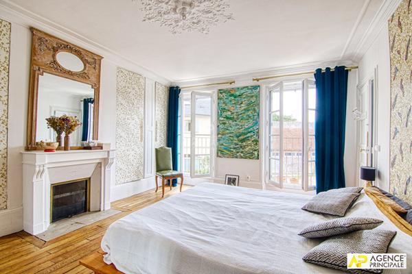 Versailles Mairie Appartement 4 pièces 110 m² au sol situé au 1er étage avec cave et parking en option €787 000 ** - Référence 25394
