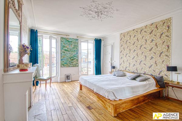 Versailles Mairie Appartement 4 pièces 110 m² au sol situé au 1er étage avec cave et parking en option €787 000 ** - Référence 25394