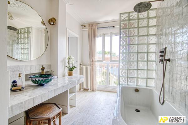 Versailles Mairie Appartement 4 pièces 110 m² au sol situé au 1er étage avec cave et parking en option €787 000 ** - Référence 25394