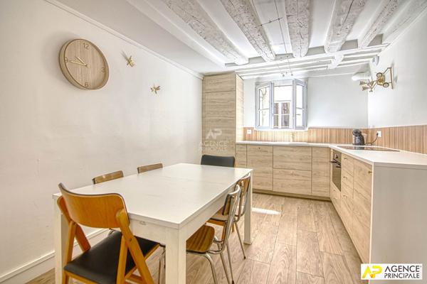 Versailles Saint-Louis appartement 4 pièces 77 m 2 carrez situé au 1er étage. 645 000 € **  - Référence  28467
