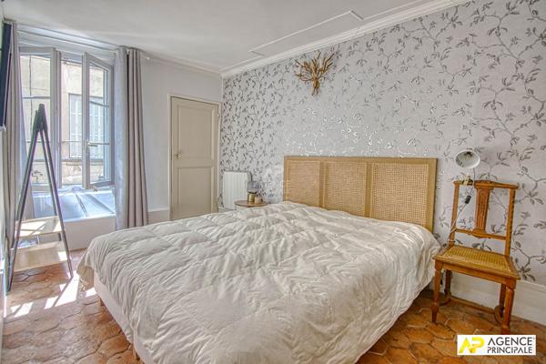 Versailles Saint-Louis appartement 4 pièces 77 m 2 carrez situé au 1er étage. 645 000 € **  - Référence  28467